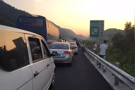 堵堵堵！长假首日浙江高速上车流量超168万辆图片