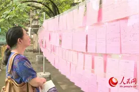 武汉著名相亲角：长辈带着晚辈照片资料静候佳婿贤妻图片