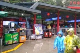 华山景区连续降雨降温，游客排队领免费姜汤御寒图片