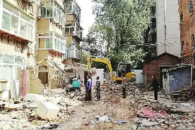 济南拆违拆临向背街小巷延伸 老旧违建被拆除图片