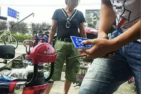 带牌贱卖的二手电动车多挂套牌假牌，查到将扣车图片