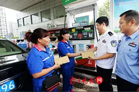 “拎壶充”你快住手，加油站严禁往自带油壶加油图片