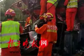 京沪高速高邮段五车连撞1人死亡3人受伤　众人合力救援图片