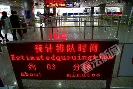 首都机场T3出租车遇冷 旅客无人排队即来即走图片