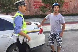 摩托车驾驶员来到的警车前，将一个钱包递了过来图片