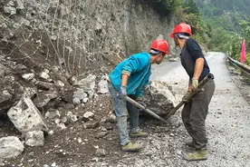 九寨沟部分路段实行交通管制，上四寨至弓杠岭仅白天可通行图片