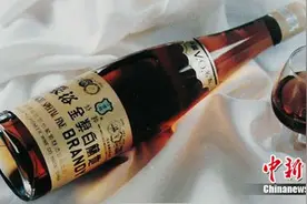 电影《侦察兵》中的张裕金奖白兰地图片