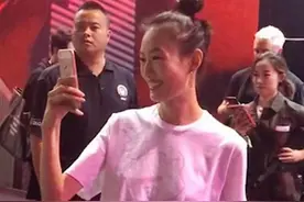 新晋辣妈秦舒培素颜梳丸子头显随性 边拍照边傻笑引围观图片