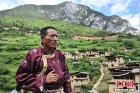 康巴汉子雪域高原雕琢藏文化“精神家园”图片