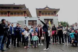 丰都鬼城人山人海 每天十万人过奈何桥图片