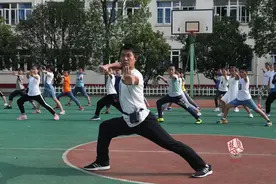 体育老师自创“功夫武术操”，带着学生登上央视校园春晚图片