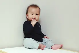 宝宝咬指甲是缺微量元素？还可能是心理问题图片