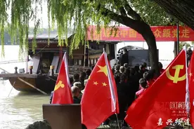 嘉兴各地党员群众认真收看十九大开幕会图片