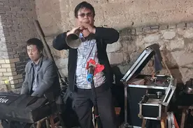 山西50多岁盲艺人李存保网络直播吹唢呐：有人喜欢就吹下去图片
