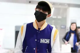 王源回京获大批迷妹接机 机场犯困打瞌睡一脸疲惫图片