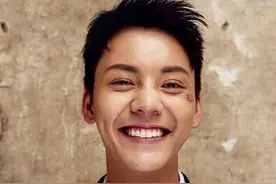 陈伟霆与粉丝亲切聊天 被要求合影他大方答应图片