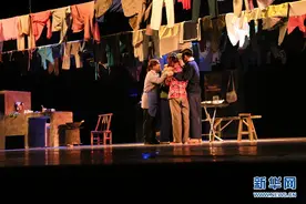 内蒙古艺术学院话剧《大哥》上演 诠释“家”的内涵图片