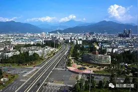 奋进｜话五年变迁 老百姓为都江堰点赞图片