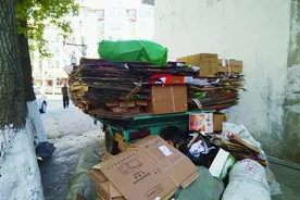 废纸、纸壳收购价一路上涨市民纷纷趁着高价卖废品图片