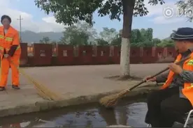 65岁大爷坐轮椅陪环卫工妻子扫街10年 入围“中国网事·感动2017”图片