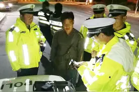 “长跑运动员”酒驾弃车逃跑 被青岛民警追瘫在地图片