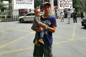 抱娃来上学，广西这位“励志哥”火了！他的经历真是传奇图片