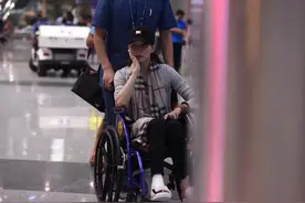 伤势很重？胡静脚缠绷带坐轮椅出行图片