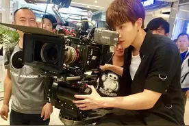 这个导演有点酷！Mike手扶摄像机眼神专注超帅气图片