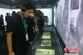 日本青年访华团到访南京大屠杀遇难同胞纪念馆图片