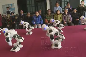 机器人跳《小苹果》 祝老年人重阳快乐图片