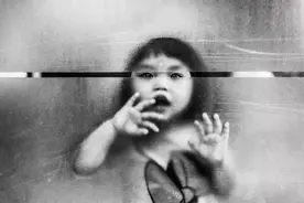 菲佣用一张香港的孤独照，击败6万摄影师，被保送进纽约大学图片