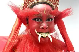 80后“耍牙”传人：口含十颗獠牙传承绝技(图)图片