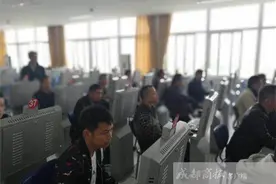 成都网约车考试进行实测 首批网约车驾驶员证发出图片