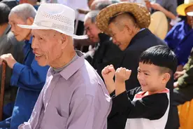 今天重阳节 趁天气还好带老人出去走走图片