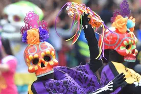 墨西哥民众庆“亡灵节” 举行游行图片