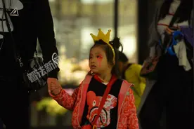 万圣节之夜 萌娃扮“鬼脸”图片