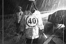 风雪中 乌鞘岭交警们轮流当了一夜“限速牌”图片