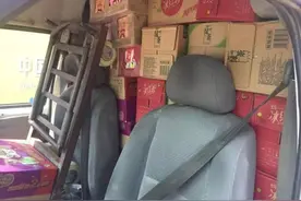 拆掉小车后排座位就能拉货？蜀黍：违规拉货很危险！图片