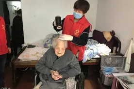 嘉善百岁老人享受上门照护服务 长期护理保险来“买单”图片