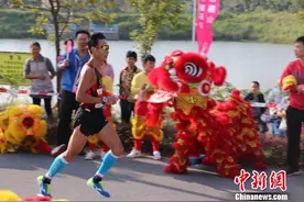 2017广东西樵山马拉松吸引1.3万人欢乐奔跑图片