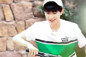 王源穿白T恤戴白帽 骑自行车低头浅笑少年气十足图片