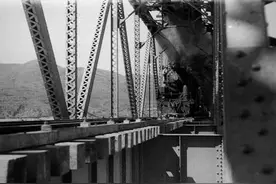 在抗战的炮火中建成通车的钱塘江大桥图片