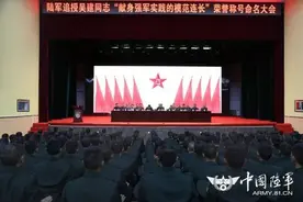 伞降发生意外：生死一瞬间，连长把生的机会留给了战士图片