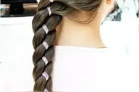 头发扎成这样，让男人的视线都离不开你！不信就试试咯！图片