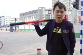 主播带上铁锤搬到网吧直播！称：谁现场发现我用外挂，可以锤烂我的右手和主机！图片