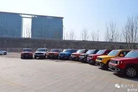 它是最便宜的一辆Jeep车，妹子看了都忍不住要……图片