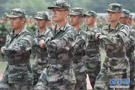 福建：退役复学士兵任教官图片