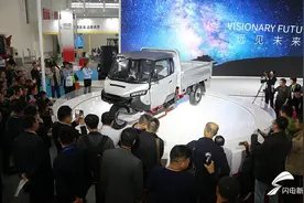 中国农机博览会开幕 山东制造国际范儿三轮车炫酷吸睛图片