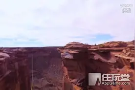 在陡峭悬崖中荡秋千 全景视角感受惊险刺激图片