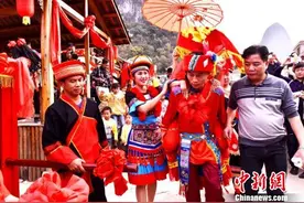 广西恭城瑶乡再现传统水上瑶族婚嫁习俗图片